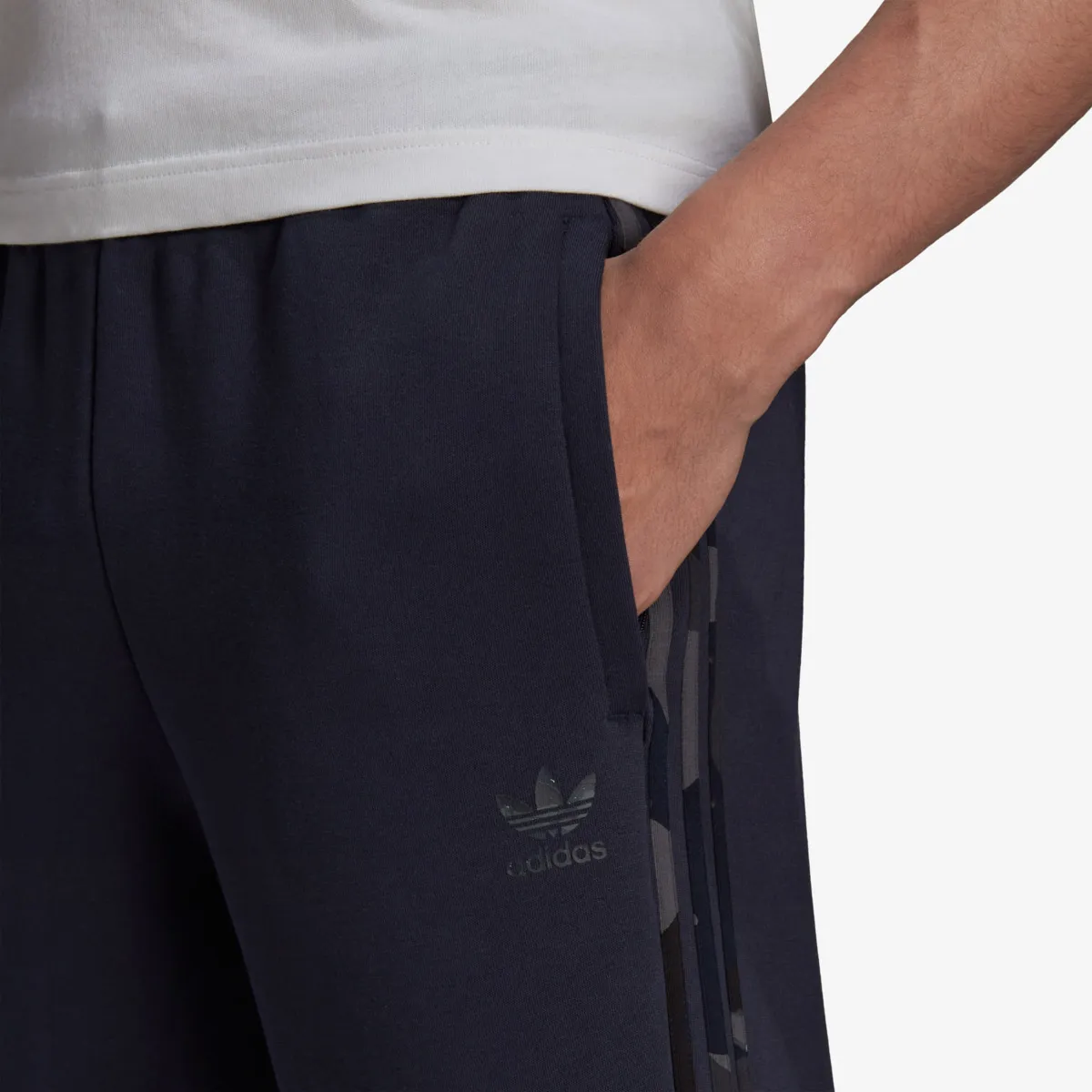 ADIDAS Pantaloni scurti CAMO  SHORT 